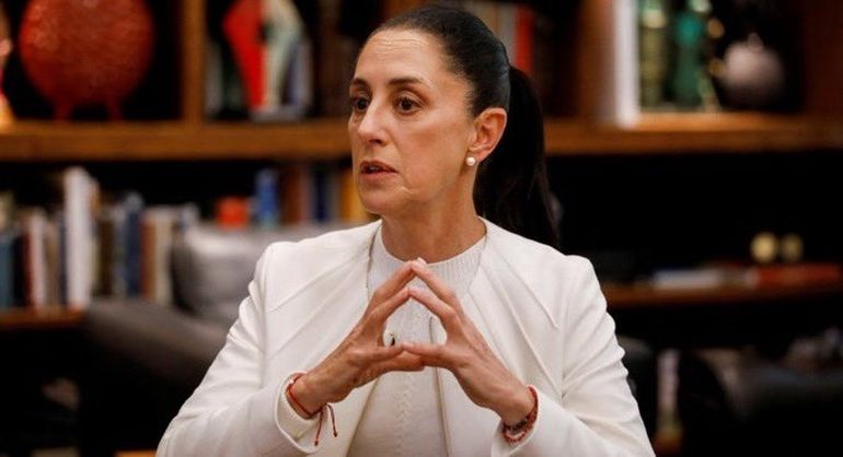 El agresor intentó besar a la presidenta mexicana, que logró apartarse y mantener la calma ante la multitud. El agresor intentó besar a la presidenta mexicana, que logró apartarse y mantener la calma ante la multitud.