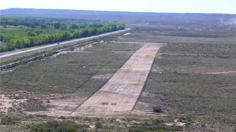 En uno de los campos cuya propiedad entró en conflicto con las comunidades que reclaman derechos originarios existe una pista de aterrizaje de tierra.