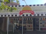 El frente de la panadería Sol, de calle La Esmeralda, donde se produjo el robo. Foto Google.