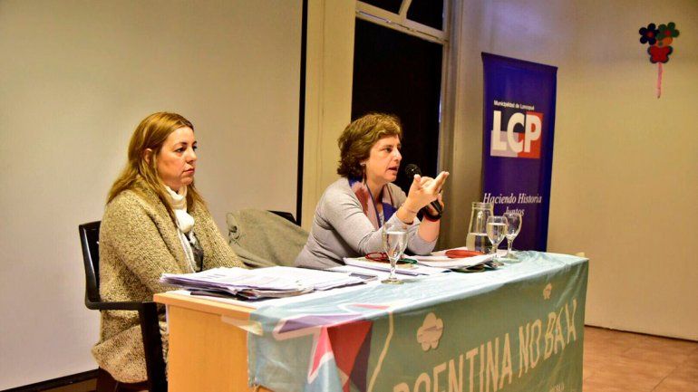 Claudia Cesaroni disertó en Loncopué sobre la situación de los menores.