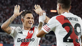 Juanfer Quintero anotó los dos goles de River. Juanfer Quintero anotó los dos goles de River.