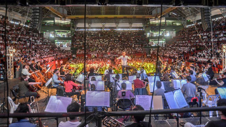 Miles de chicos disfrutaron de la Orquesta Sinfónica con canciones de películas