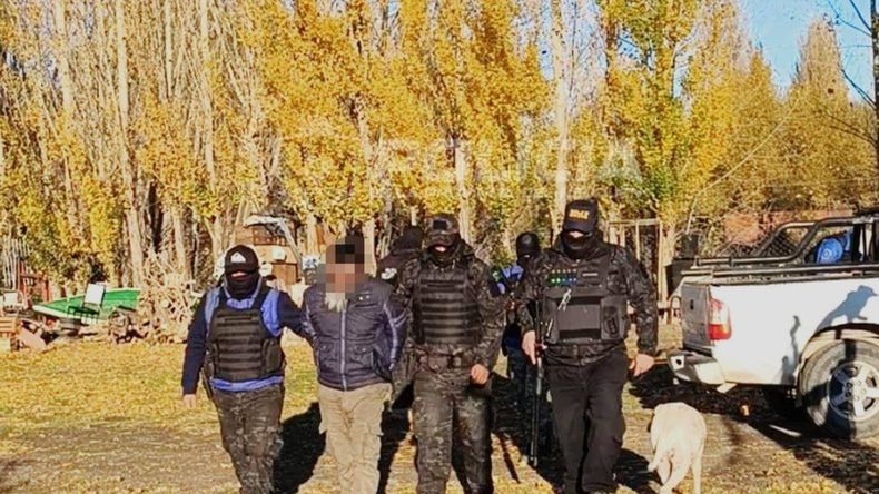 Fue acusado por un viejo homicidio narco en Valentina Sur: estuvo cinco años prófugo y vivía en una chacra oculta | LM Neuquen Fue acusado por un viejo homicidio narco en Valentina Sur: estuvo cinco años prófugo y vivía en una chacra oculta
