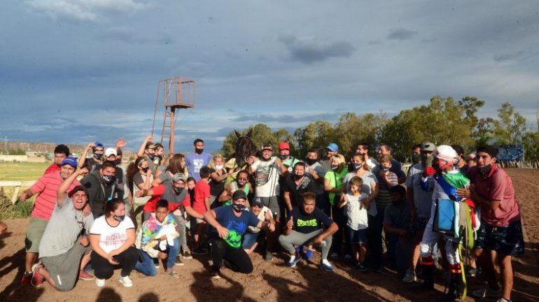 Toda la barra festejando la victoria del pingo que