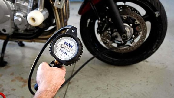 La presión ideal de los neumáticos de las motos moto figura en el manual.&nbsp;