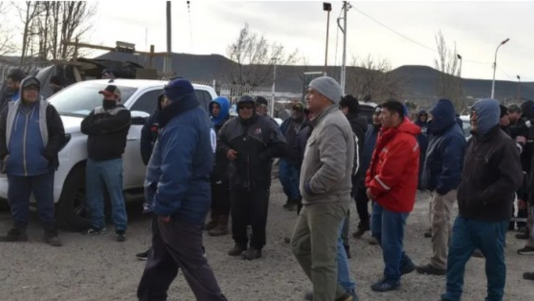 Desde el bloqueo en Cañadón Seco, el lunes trabajadores de la UOCRA despedidos anunciaron que extenderían las medidas de protesta a otros yacimientos de Santa Cruz. Desde el bloqueo en Cañadón Seco, el lunes trabajadores de la UOCRA despedidos anunciaron que extenderían las medidas de protesta a otros yacimientos de Santa Cruz.