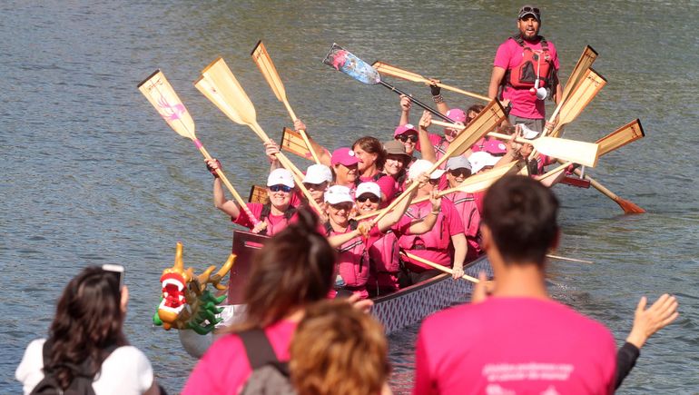 Sobrevivientes de cáncer de mama practican remo