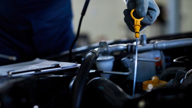 Medir el aceite del auto. Foto: Freepik. Medir el aceite del auto. Foto: Freepik.