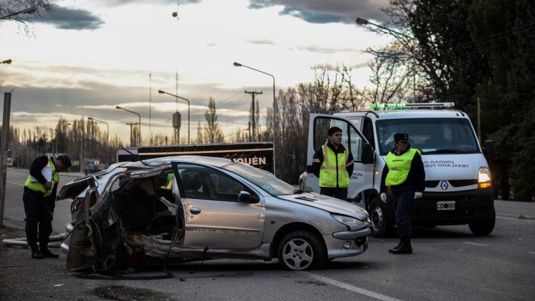 El auto impactó lateralmente contra un poste de luz que arrancó de cuajo.