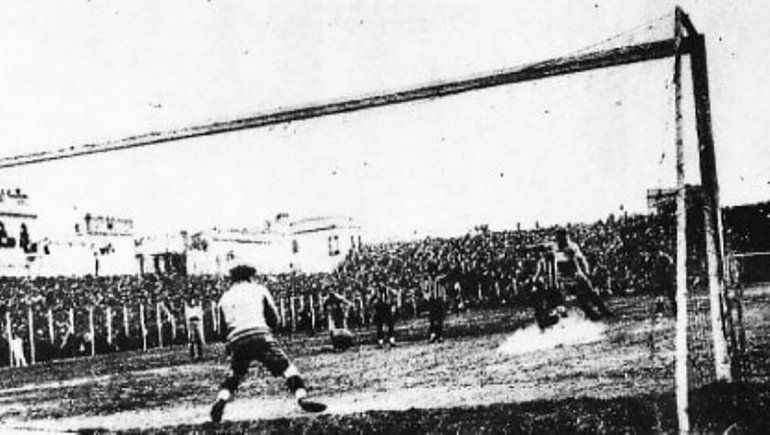 La única imagen que sobrevivió de aquel primer Superclásico entre Boca y River en 1913.