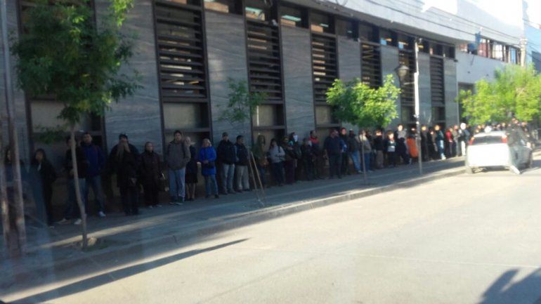 Largas filas en los bancos en la previa del finde largo