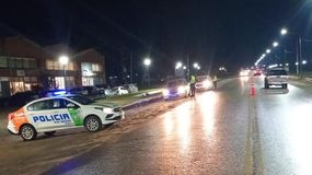 Policías del Destacamento Especial de Seguridad Vial de El Bolsón le salvaron la vida a la criatura que se ahogaba. 