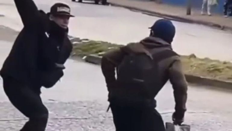 La pelea entre dos hombres en plena calle se viralizó.