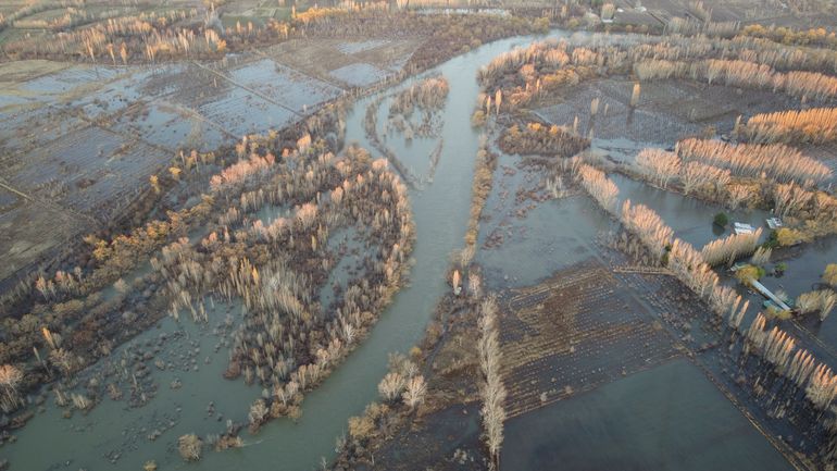 Varias localidades sufrieron inundaciones por los desbordes del Río Neuquén.