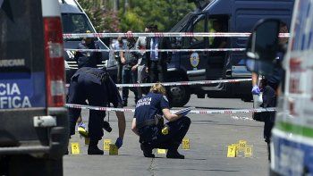 quisieron asaltarlo, pero le quito el arma al delincuente y lo mato quisieron asaltarlo, pero le quito el arma al delincuente y lo mato