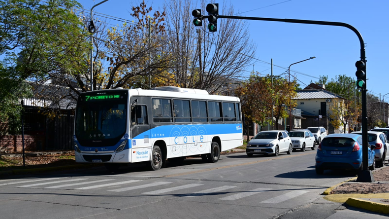 Instalaron un nuevo semáforo en un punto crítico de Neuquén.
