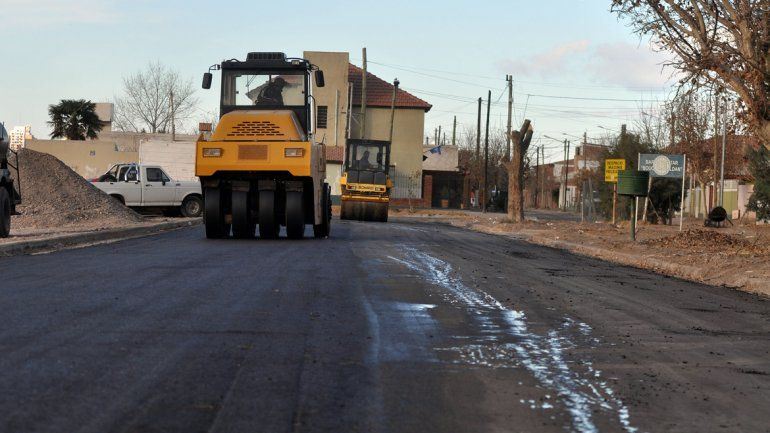 El intendente Horacio Quiroga admitió que cada vez que sale a recorrer obras municipales en los barrios le reclaman más asfalto en las calles.
