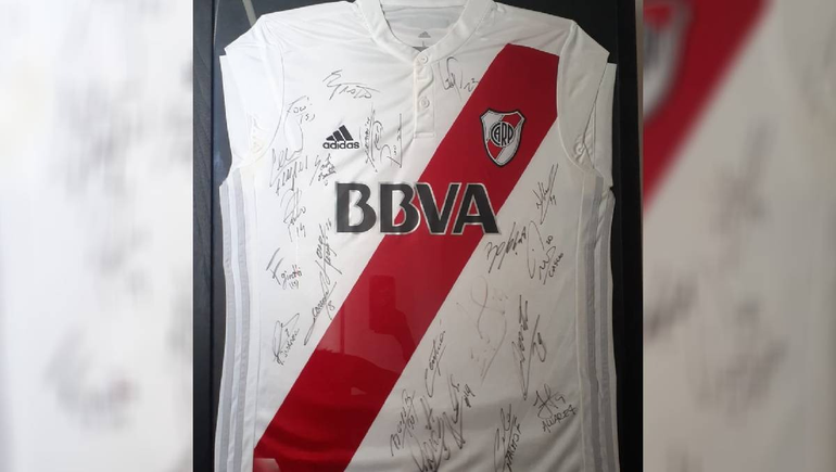 La camiseta de River autografiada por los héroes del ciclo Gallardo que vende Estefanía.