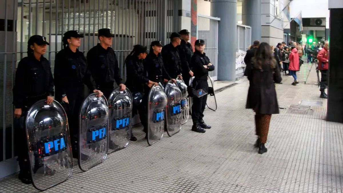 Estatales De ATE Protestan En Edificios Públicos: El Fuerte Operativo ...