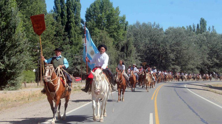 La tradicional Fiesta del Puestero comenzó ayer con el clásico ingreso de los jinetes montados. Hubo mucho color.