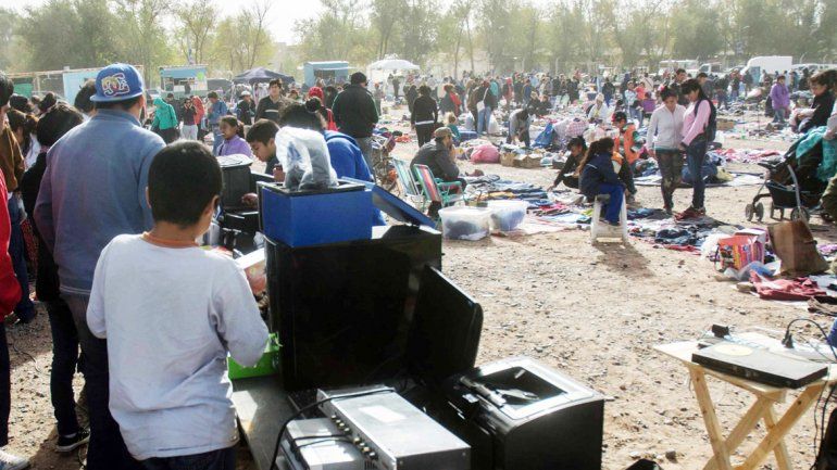 La Feria del Oeste funciona los domingos en el predio de Avenida del Trabajador.