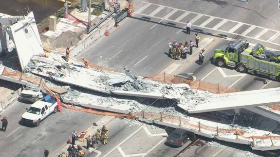 Varios muertos al desplomarse un puente peatonal