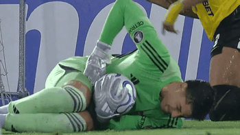 Leandro Brey se retiró lesionado y tuvo que atajar Javi García, el tercer arquero. Leandro Brey se retiró lesionado y tuvo que atajar Javi García, el tercer arquero.