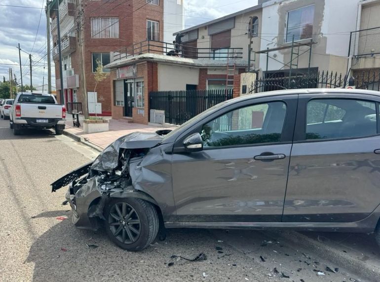 Así quedó el Fiat Cronos del dueño de la panadería en la que la mujer herida acababa de hacer sus compras. Así quedó el Fiat Cronos del dueño de la panadería en la que la mujer herida acababa de hacer sus compras.