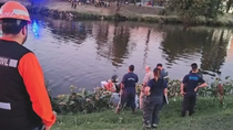 tragedia en el riachuelo: fue a buscar una pelota, cayo al agua y murio ahogado tragedia en el riachuelo: fue a buscar una pelota, cayo al agua y murio ahogado