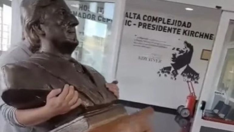 Santa Cruz: retiran busto de Néstor Kirchner del Hospital SAMIC de El Calafate.