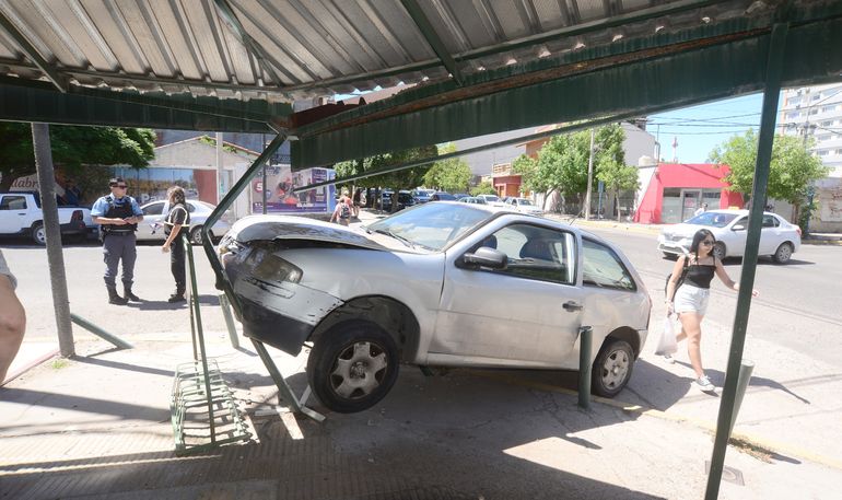 Impactante accidente dejó un auto incrustado en la vereda