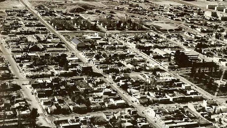 Una postal de Neuquén en la década del 60. Muchos barrios tenían inafraestructura precaria. Una postal de Neuquén en la década del 60. Muchos barrios tenían inafraestructura precaria.