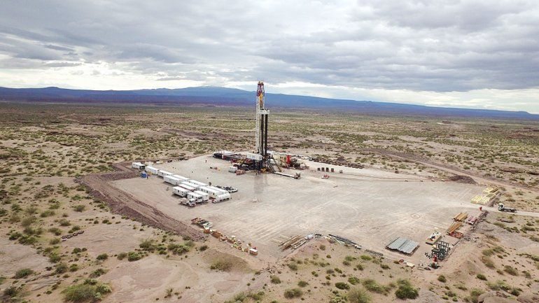 El precio del barril se desploma día tras día en el mundo. En la región todavía se sostiene en 66