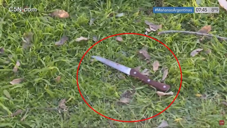 El cuchillo hallado por el periodista en Palermo. Podría ser el arma con el que apuñalaron al ingeniero Barbieri.