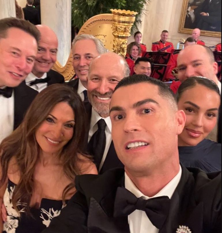 Cristiano Ronaldo se fotografió junto a su esposa y el magnate Elon Musk en la Casa Blanca. Cristiano Ronaldo se fotografió junto a su esposa y el magnate Elon Musk en la Casa Blanca.