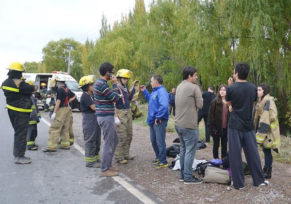 Un colectivo pinchó un neumático y cayó a un desagüe: hay 26 heridos