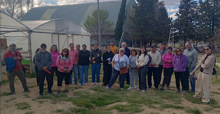La primavera comienza con las manos en la tierra. La primavera comienza con las manos en la tierra.