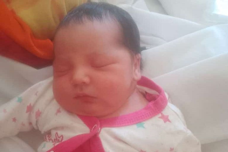 Perlita, la beba que nació en la calle, ya está en su casa con mamá