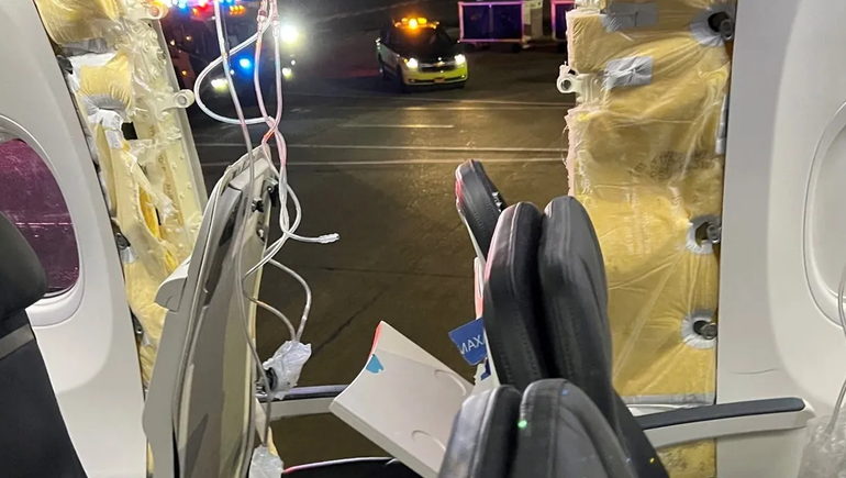 Tremendo susto: un avión de Alaska Airlines perdió una ventana en pleno vuelo