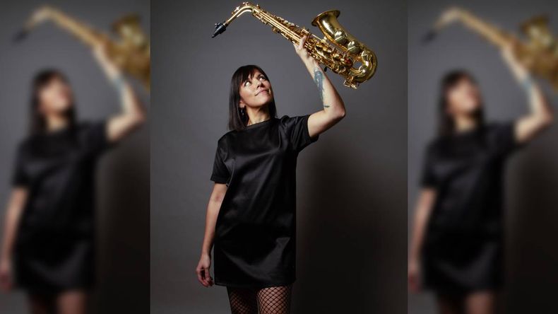 Tocaba el saxo en la Banda de Policia y hoy conquista los escenarios porteños.&nbsp;