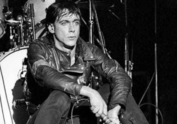 A 37 años de su primera visita a nuestro país y a casi una década de su última actuación en Buenos Aires, Iggy Pop brindará un nuevo show en el estadio Movistar Arena. A 37 años de su primera visita a nuestro país y a casi una década de su última actuación en Buenos Aires, Iggy Pop brindará un nuevo show en el estadio Movistar Arena.