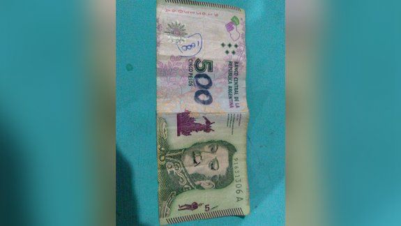 Creyó que le pagaban con 500 y era un billete de 5 pintado