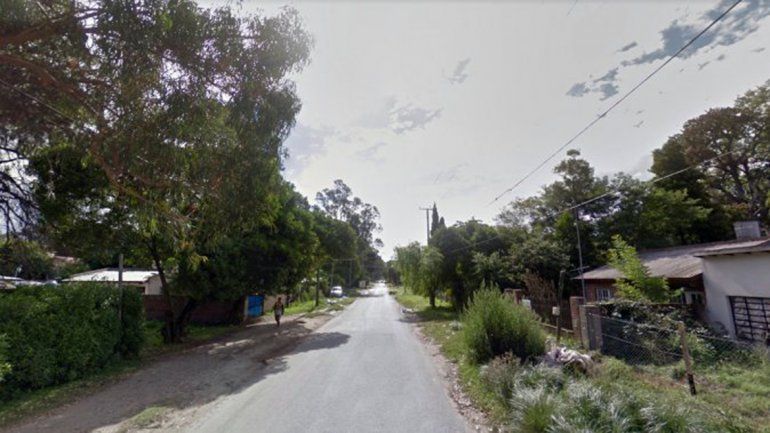 La víctima fue atacada cuando estaba en la parada de colectivos.