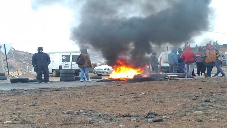 Vecinos del barrio 2 de Mayo cortan la calle Casimiro Gómez
