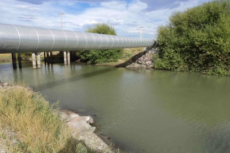 Acueducto del Lago Musters, genera provisión de agua para Comodoro Rivadavia, Rada Tilly y Sarmiento, en Chubut, y Caleta Olivia, en Santa Cruz. Acueducto del Lago Musters, genera provisión de agua para Comodoro Rivadavia, Rada Tilly y Sarmiento, en Chubut, y Caleta Olivia, en Santa Cruz.