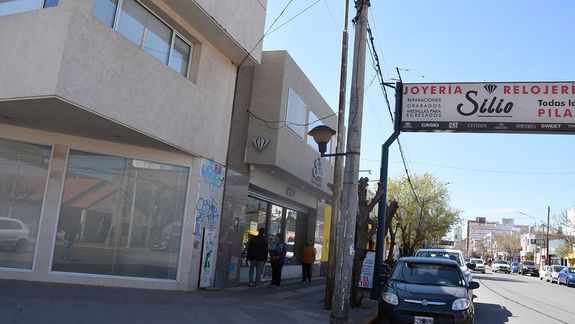 Desvalijaron una joyería en pleno centro: Nos dejaron en la calle