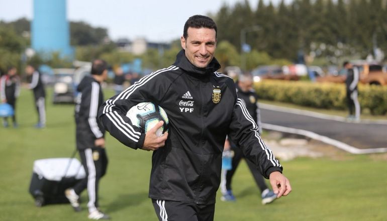 Lionel Scaloni presentó ante la FIFA la lista preliminar para Qatar 2022, aunque aún no se sabe si la misma será difundida por AFA.