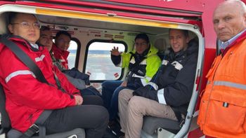 El gobernador Claudio Vidal, junto a representantes de ENARSA y la china Ghezouba en el helicóptero que sobrevoló la zona de obras en el río Santa Cruz. 