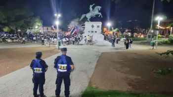 impactante video: una bomba de estruendo le exploto en la mano durante un upd de entre rios