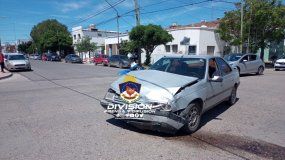 Fuerte choque entre dos autos: uno de ellos terminó sobre una vereda